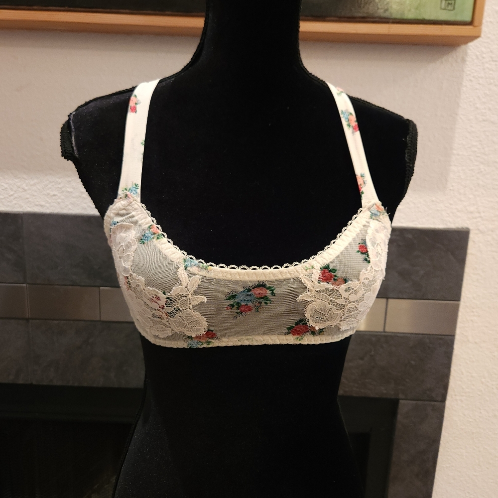 We Are HAH Bralette Racerback Lace Floral Cream Roses RARE Small